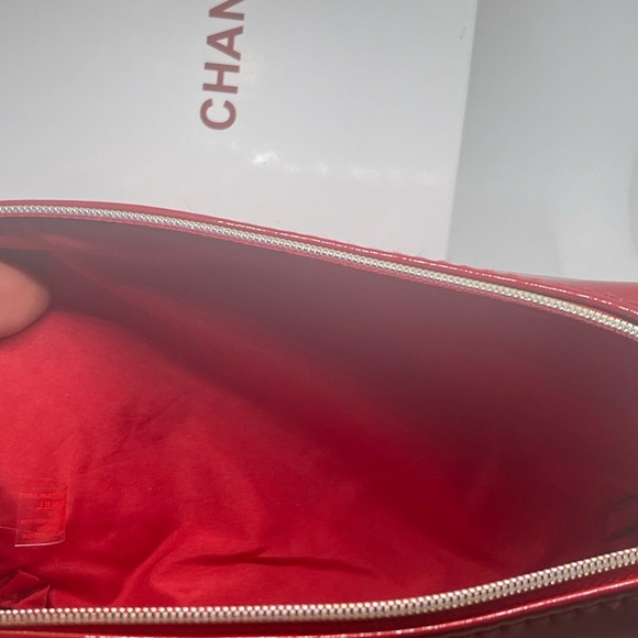 Chanel Patent leather makeup bag with box.  Includes Chanel gift box & ribbon.❤️ - Picture 6 of 9